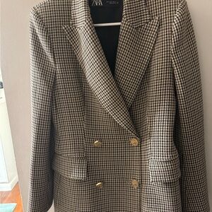 Beautiful Zara plaid blazer. Only worn once!